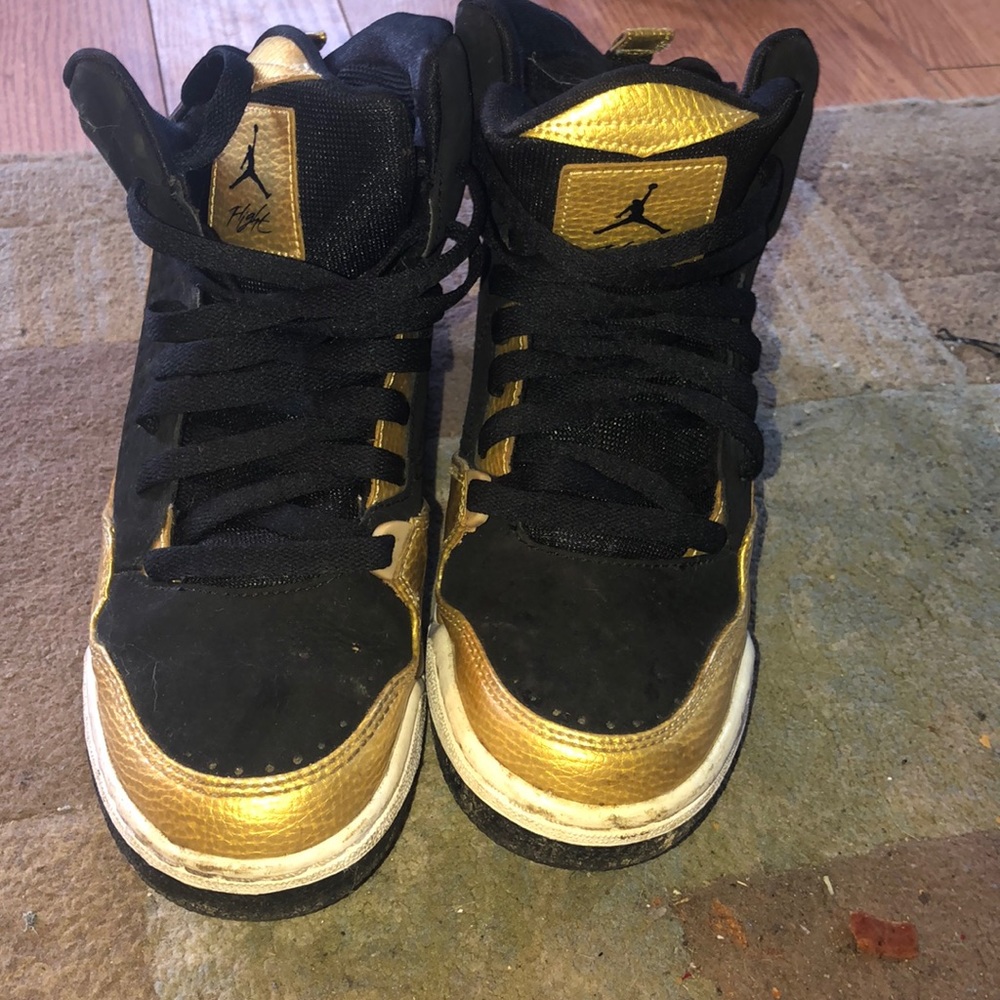 Black and gold Jordan’s size 5/5.5